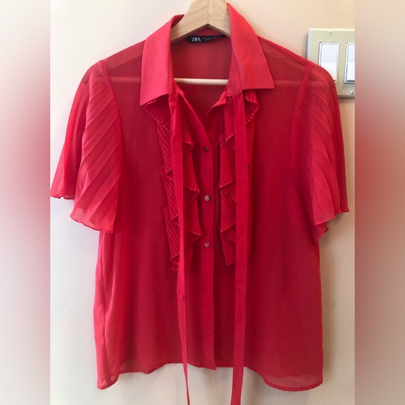 ❤️❤️🎄Red ruffled open button blouse for holiday season. - Picture 2 of 6